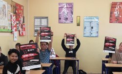 uczniowie na zdjęciu z plakatami akcji