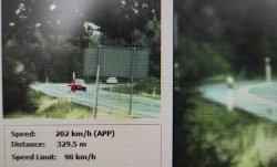 fotografia przedstawia zdjęcie z pomiaru prędkości opisanego w artykule pojazdu