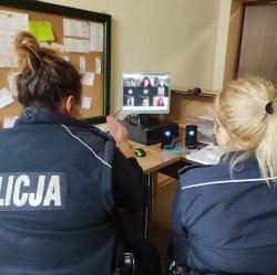 dwie policjantki siedzące przed monitorem