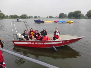 ratownicy w łódce na jeziorze
