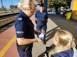 policjantka stojąca przy kobiecie