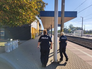 idące dwie policjantki na przystanku pkp
