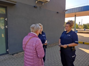 2 policjantki stojące z kobietą