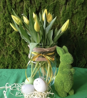 Na zdjęciu wazon z tulipanami, zajączek i jajka