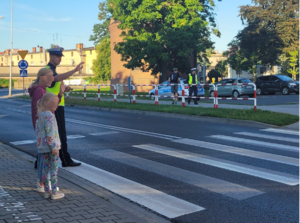Policjant i dzieci machają ręką