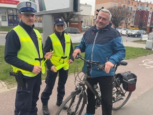 dwóch policjantów przy mężczyźnie na rowerze